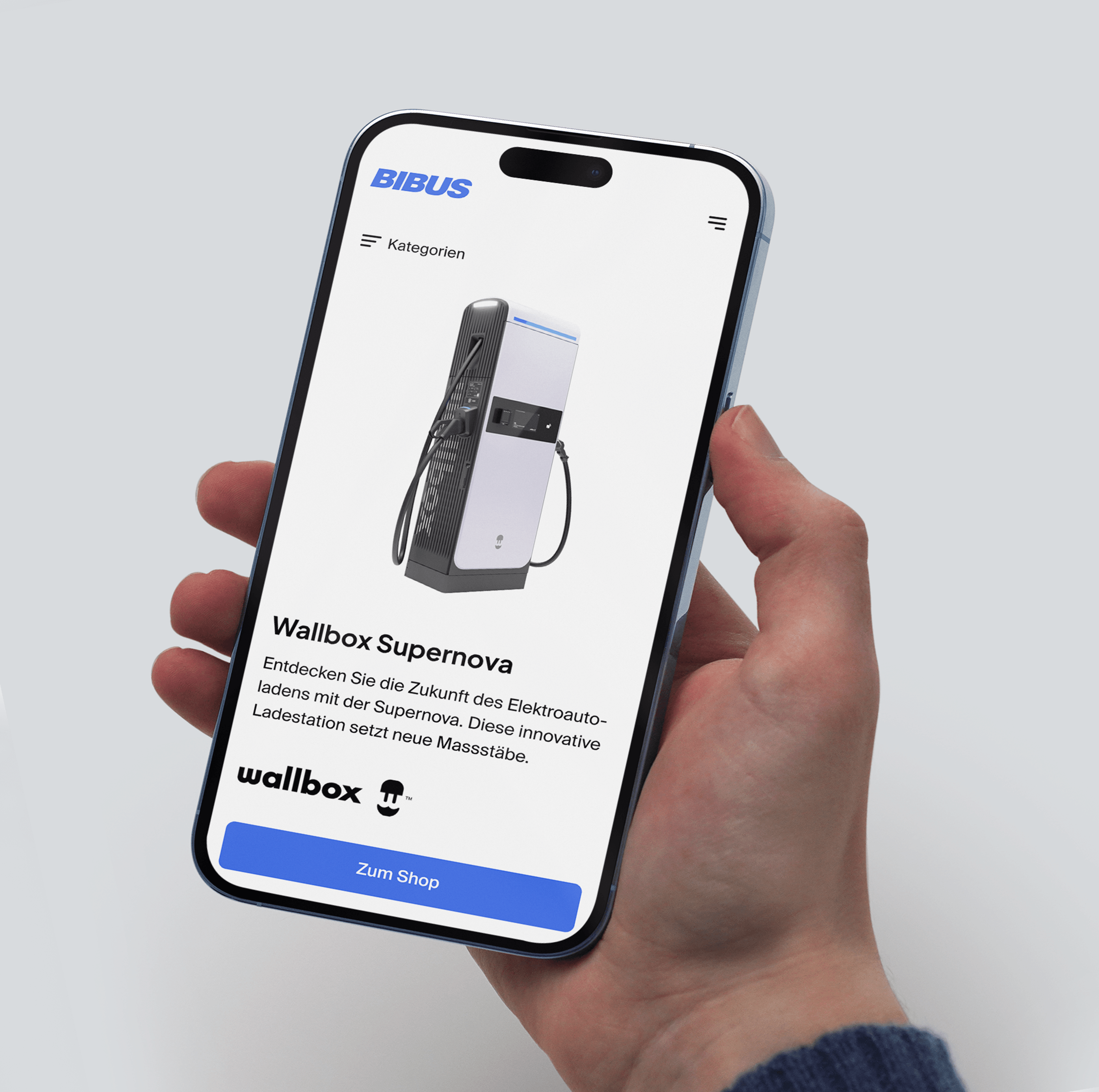 Mann hält iphone in der der Hand und kauft im Shop von BIBUS ein
