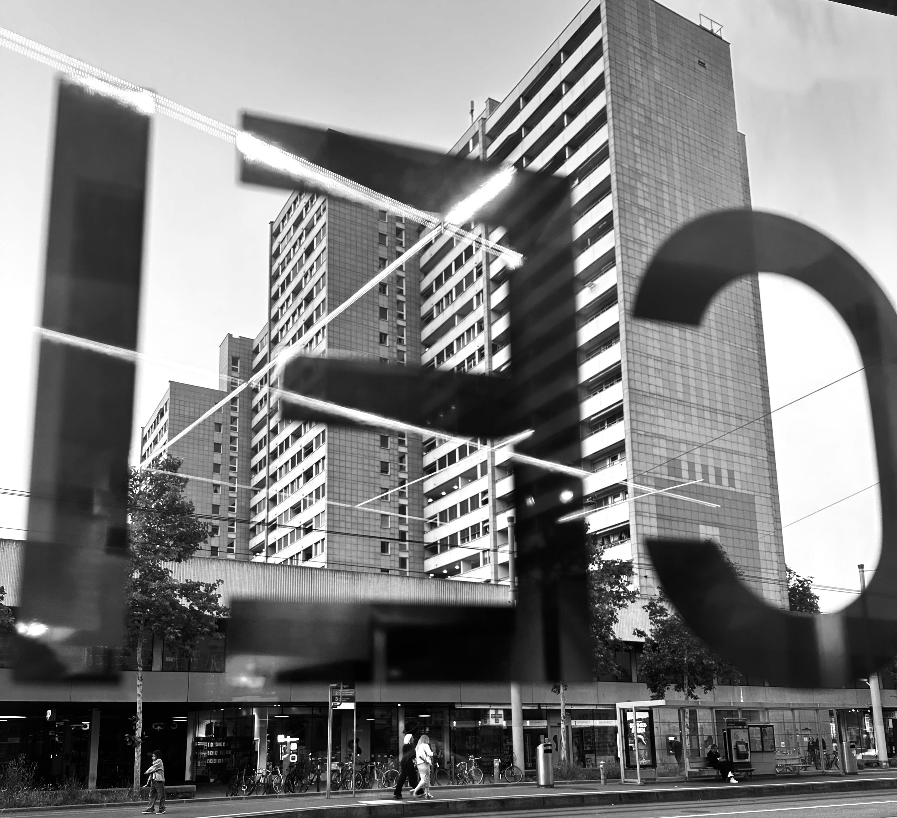 Misteriöse Block- Hochhäuser in monochromer Farbe.