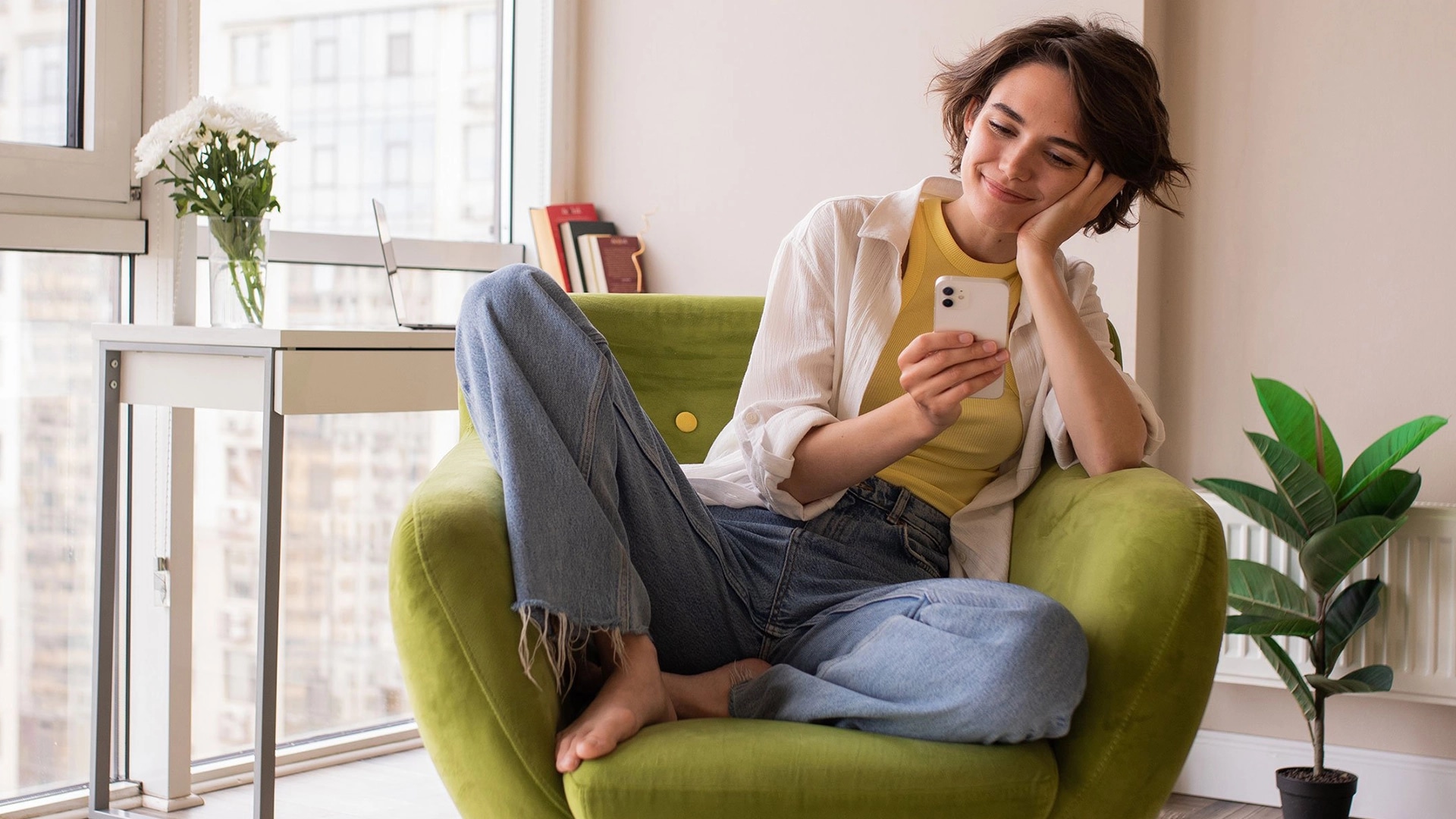 Frau auf dem Sofa mit Handy