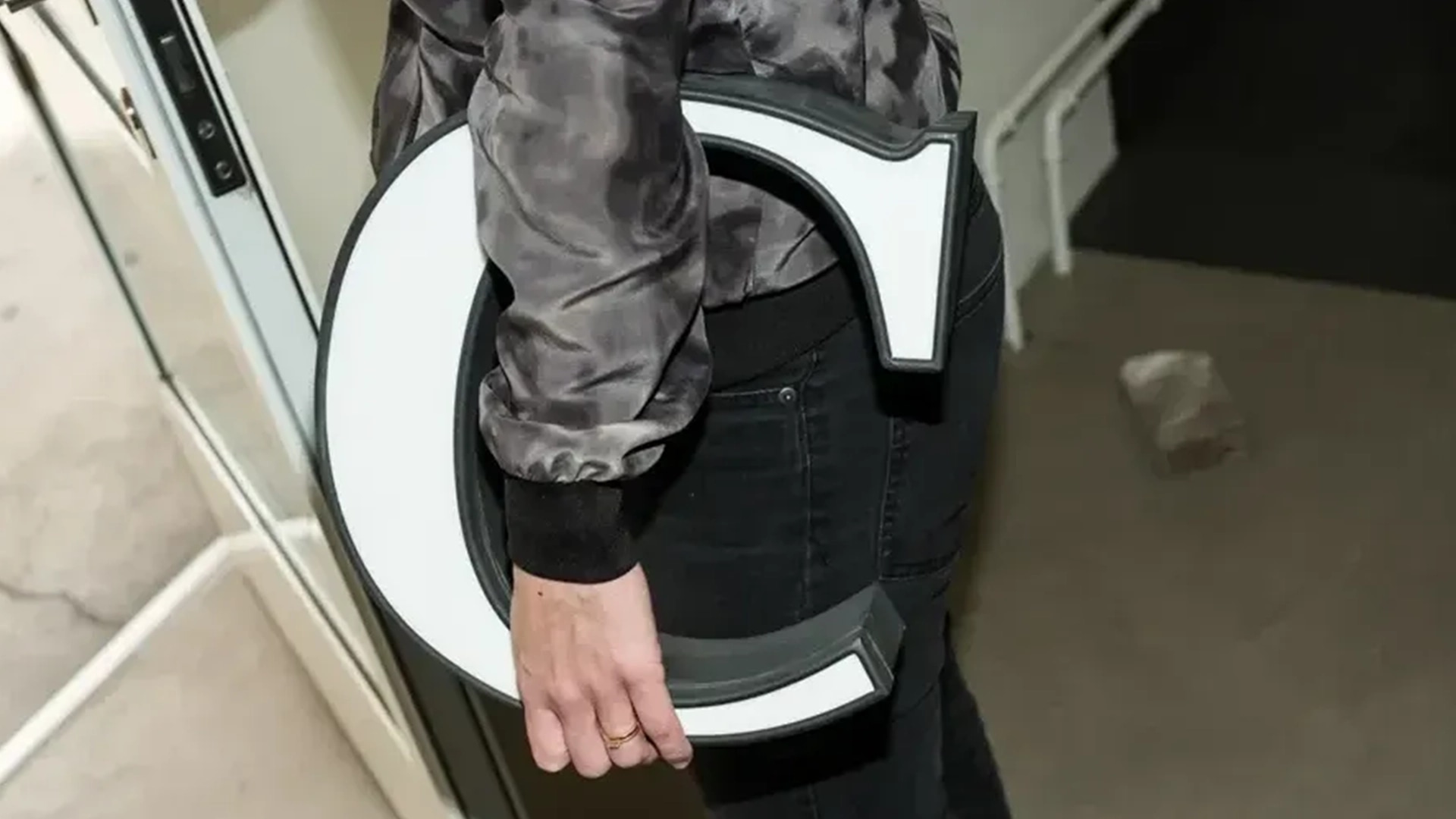 Mann mit einem grossen C in der Hand