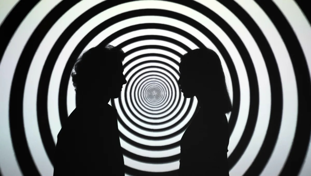 Ein Mann und eine Frau als Silhoutte vor schwarzweissem Hintergrund