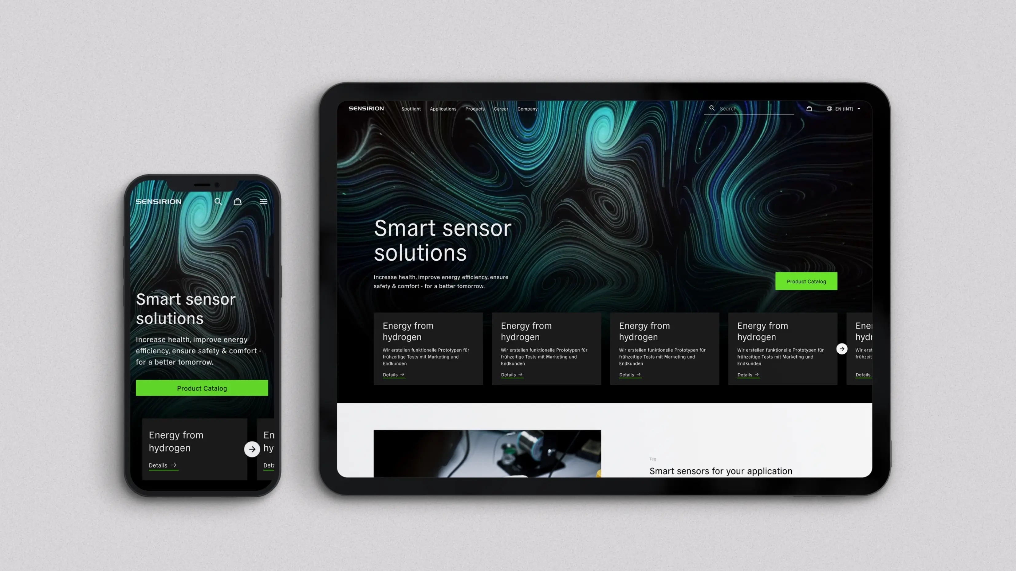 Das Bild zeigt ein Smartphone und ein Tablet, die jeweils die Website von Sensirion anzeigen, einem Unternehmen, das sich auf Sensorlösungen spezialisiert hat. Beide Geräte zeigen die Hauptseite mit dem Fokus auf "Smart sensor solutions".