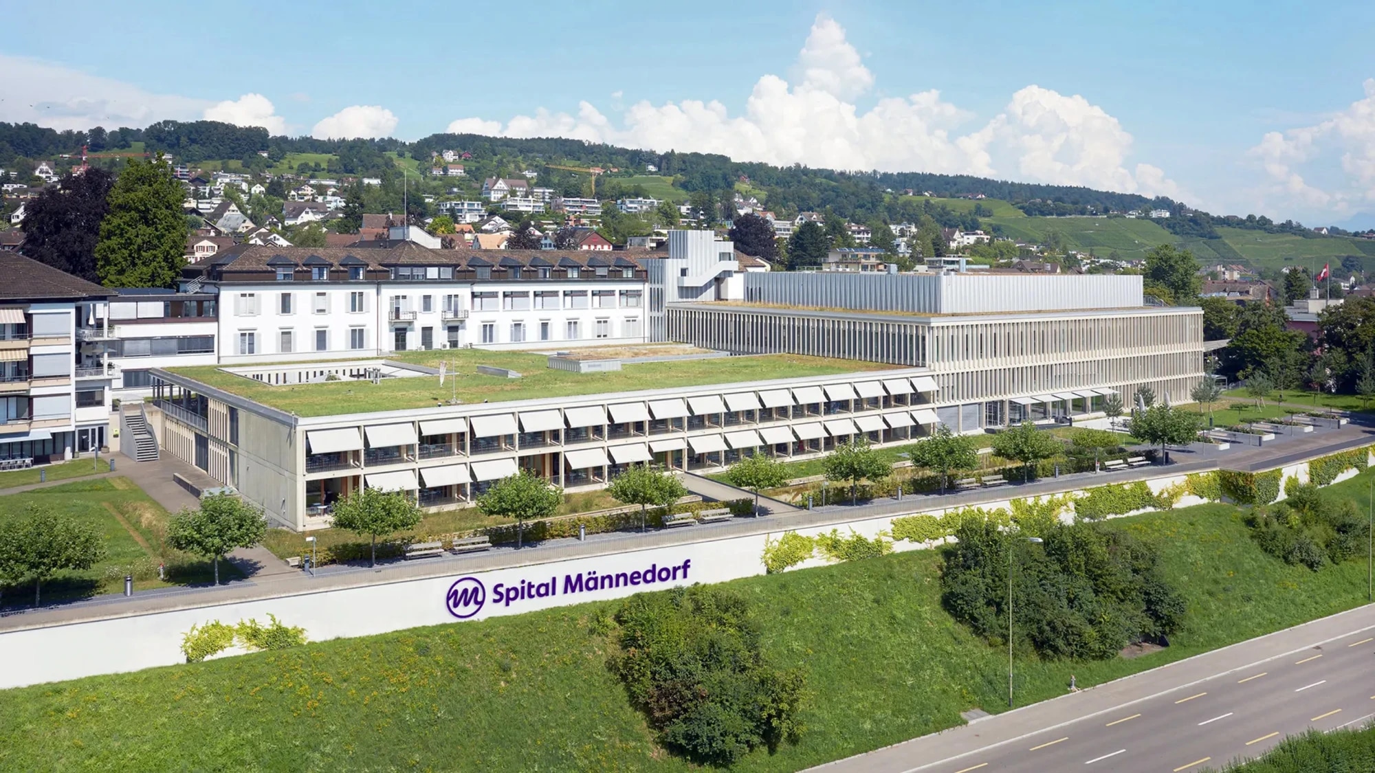 Das Bild zeigt eine Außenaufnahme des Spitals Männedorf.