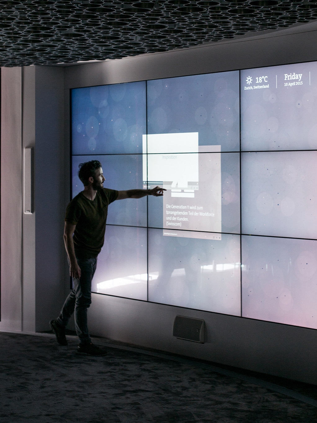 Mann steht vor einem Touch-Screen.