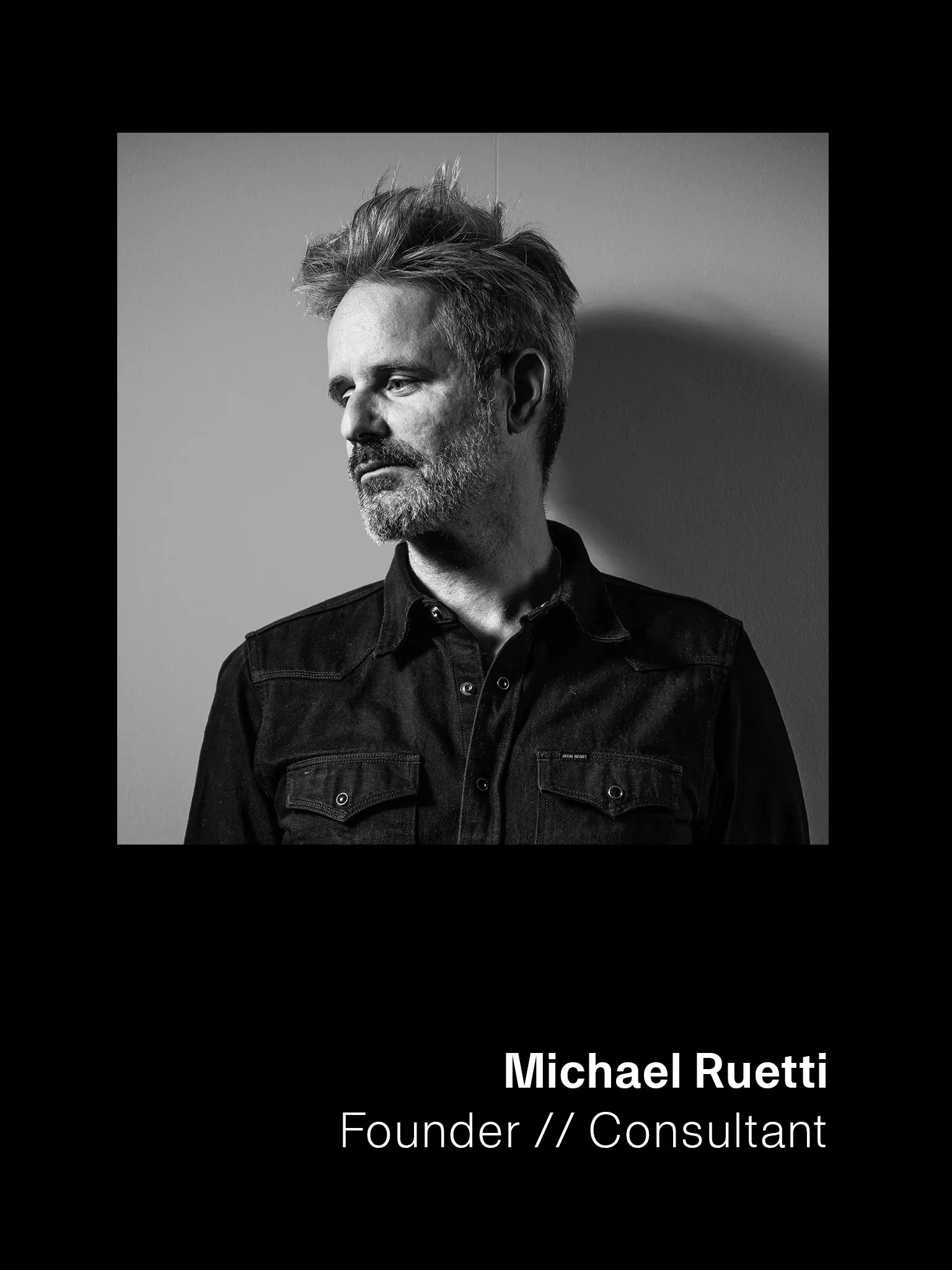 Michael Rütti schaut nach links, monochrome Farbwelt.