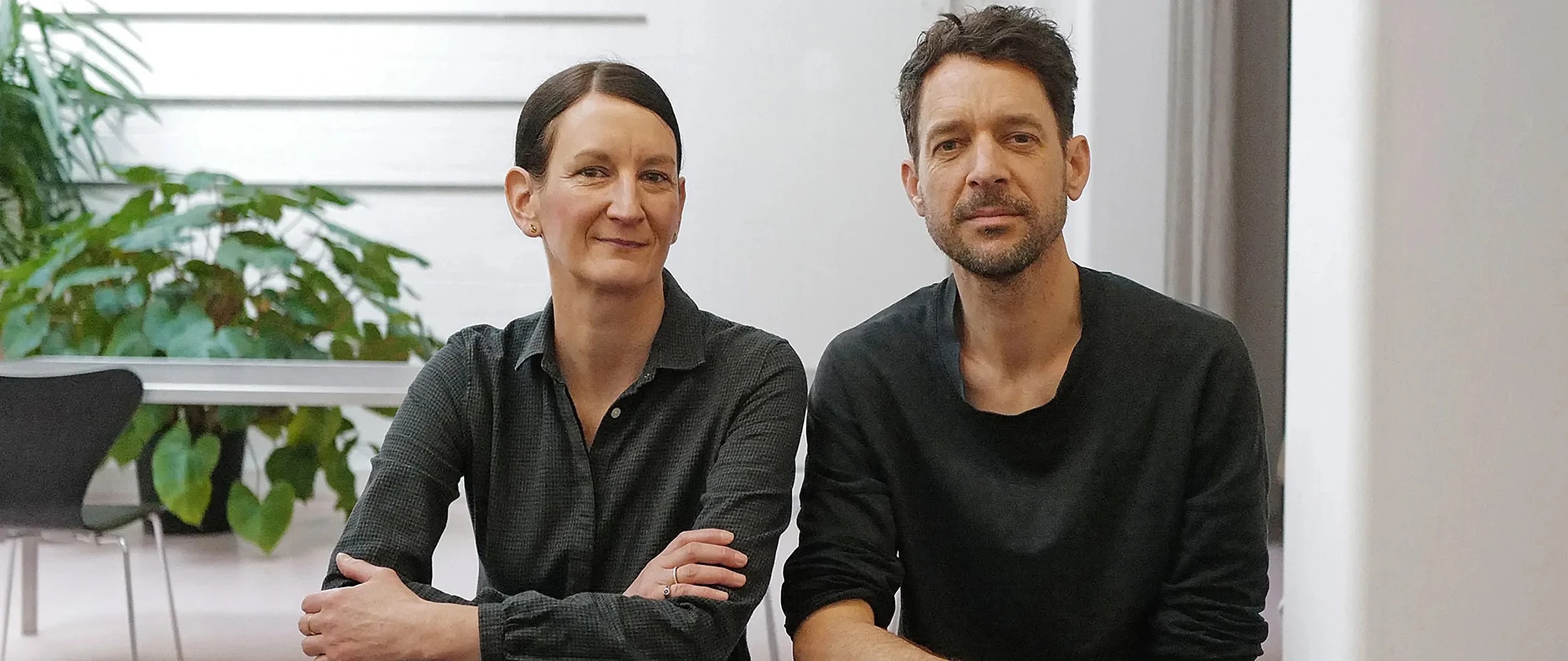 Zwei Personen nebeneinander sitzend im Office