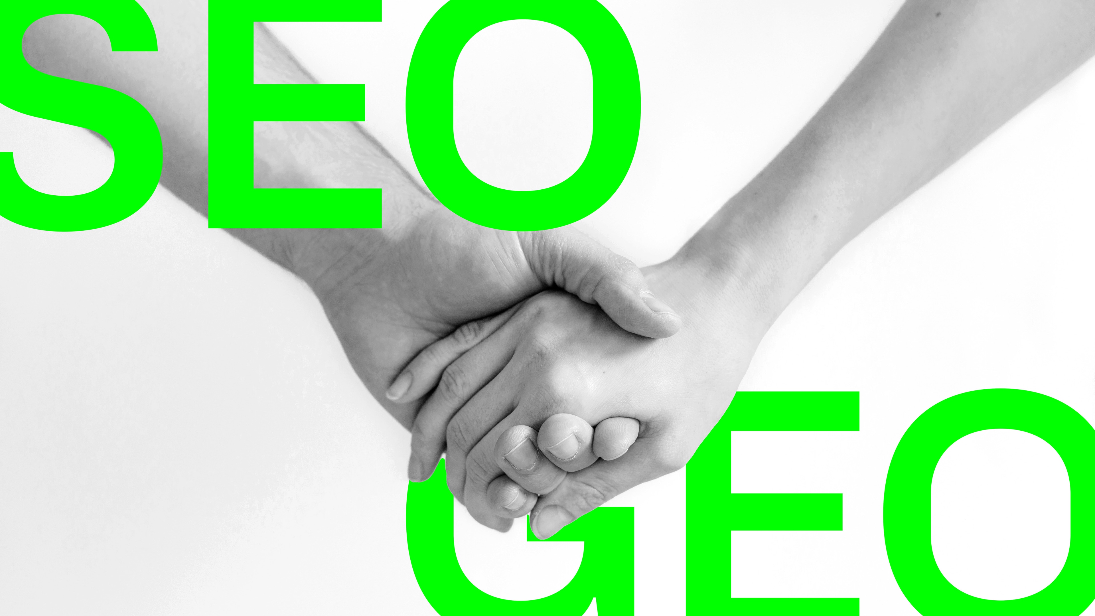 Zwei Hände die sich die Hand geben, dazu die zwei Wörter GEO und SEO