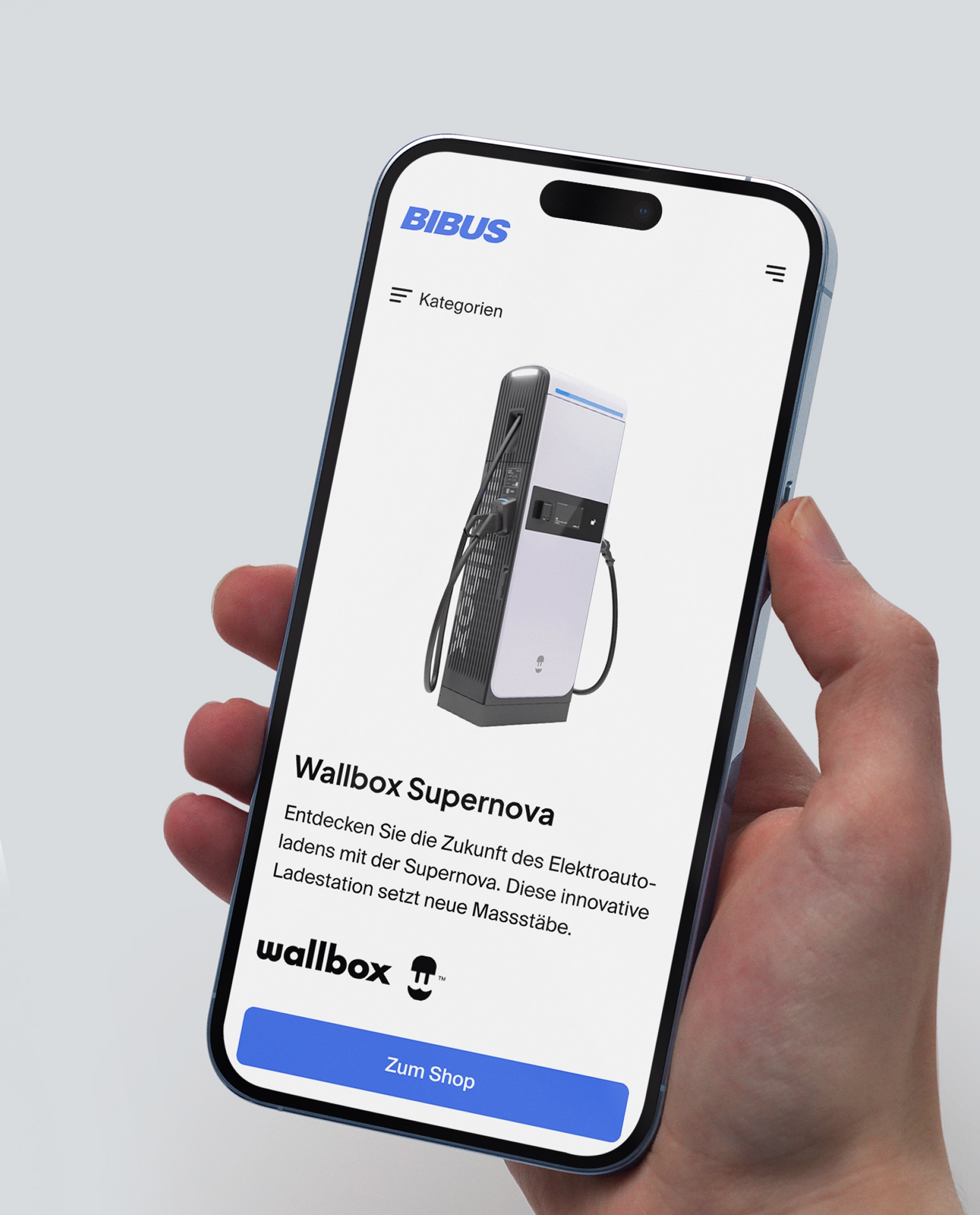 Hand hält modernes iPhone, darauf ist die Webapplikation von Bibus zu sehen - heller Hintergrund..